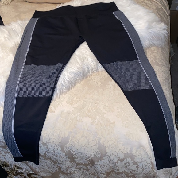 Forever 21+ Workout Leggings Size 2X/3X - Picture 2 of 4